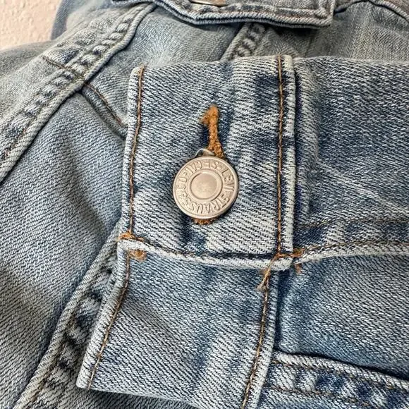 Levi's Women's Original Trucker Jacket, Light Wash (Jeanie), Size Large - Picture 10 of 10